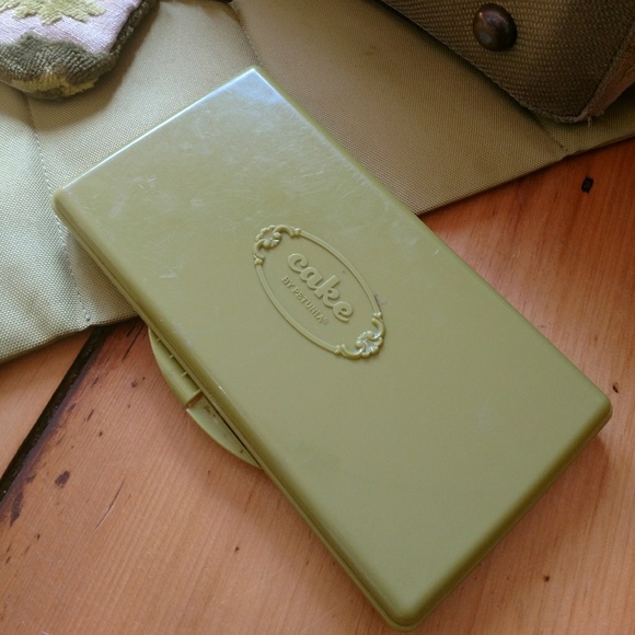 Cake carry all by petunia pickle bottom
